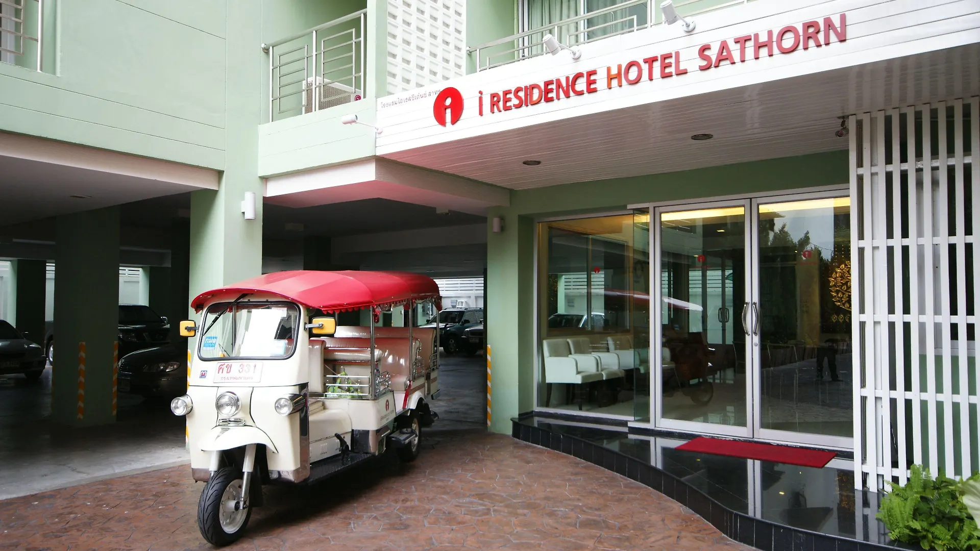 Staying In Embassy District: 15 Business Hotels Compared